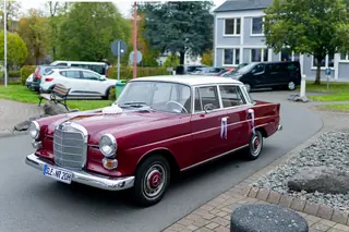 Wedding Emotions Prüm 2026 – Oldtimer-Brautwagen vor dem Haus der Kultur