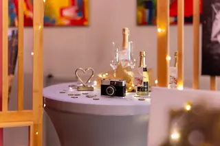 Wedding Emotions Prüm 2026 – Champagner und Lichterketten als Dekodetail